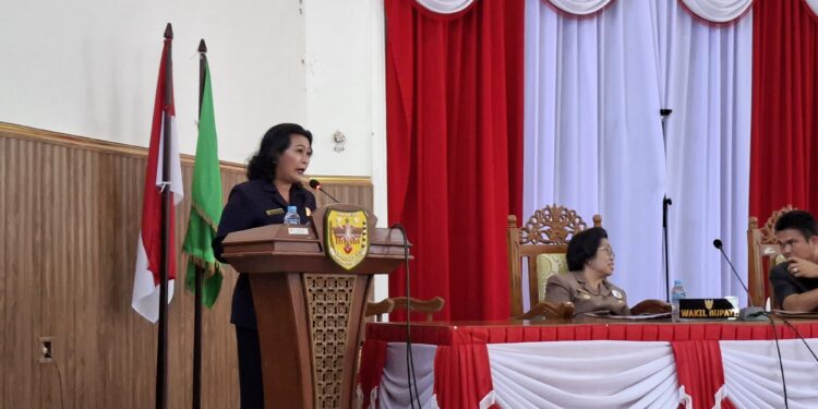FOTO : DPRD GUMAS/MATA KALTENG - Juru Bicara Fraksi Gerakan Nasional DPRD Kabupaten Gumas Rayaniatie Djangkan, ketika menyampaikan pandangan umum pada pada rapat paripurna ke-2 masa persidangan I tahun sidang 2025, Senin, 25 Agustus 2025.