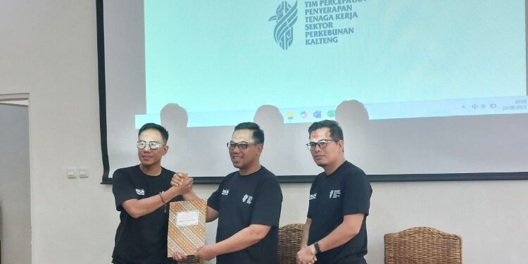 FOTO: MATAKALTENG - Kepala Dinas Perkebunan Kalimantan Tengah, H. Rizky R. Badjuri, pada saat melakukan MoU bersama Direktur Tim Percepatan Penyerapan Tenaga Kerja Sektor Perkebunan Kalimantan Tengah, Agus Hermawan, di kantor Dinas Perkebunan Kalteng, Jumat (29/8).