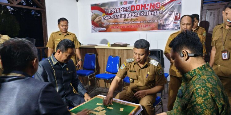 FOTO : MATAKALTENG - Wabup Firdaus, didampingi Ketua DPRD Katingan dan jajaran saat pembukaan turnamen Domino, di Sekretariat DPRD setempat.