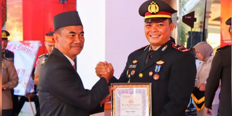 FOTO : MATAKALTENG - Ketua DPRD Kabupaten Katingan, Marwan Susanto, menghadiri upacara sekaligus syukuran Hari Bhayangkara ke-79.