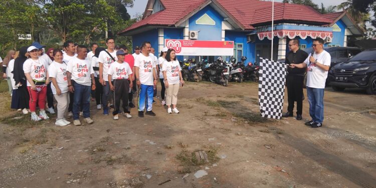 FOTO : SID/MATA KALTENG - Sekda Gumas Richard ketika melepas para peserta jalan santai keluarga besar Perumdam Maruang Duhung, dalam memperingati HUT ke-80 Kemerdekaan RI tahun 2025, Jumat, 29 Agustus 2025.