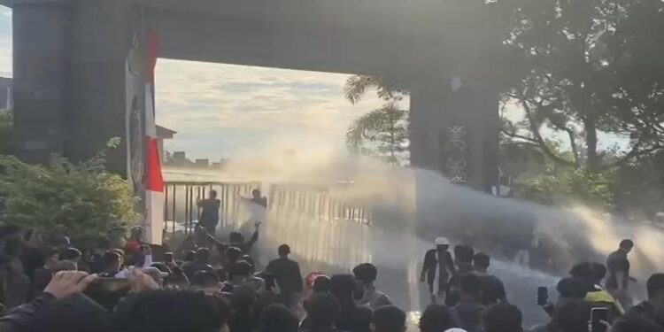 FOTO: NRA/MATAKALTENG - Susana Pelepasan Water Cannon pada aksi demonstrasi di depan Markas Polda Kalimantan Tengah.