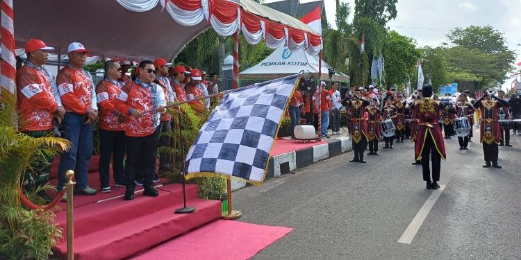 FOTO: IST/MATA KALTENG - Pelepasan peserta pawai pembangunan di Kotim, Sabtu 30 Agustus 2025.