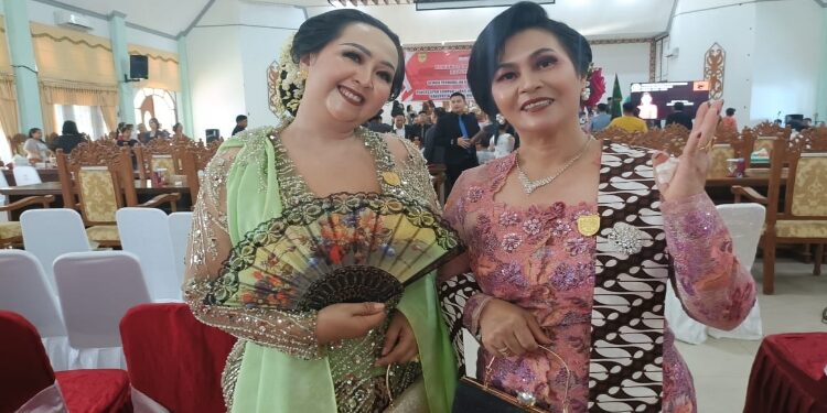 FOTO : DPRD GUMAS/MATA KALTENG - Anggota DPRD Kabupaten Gumas Iceu Purnamasari (kiri) bersama koleganya Rayaniatie Djangkan dalam suatu kegiatan, belum lama ini.
