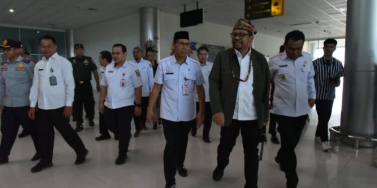 FOTO: IST/MATAKALTENG - Sahli Kemasyarakatan dan SDM Hamka menyambut kedatangan Wakil Kepala Staf Kepresidenan di Bandara Tjilik Riwut Palangka Raya.