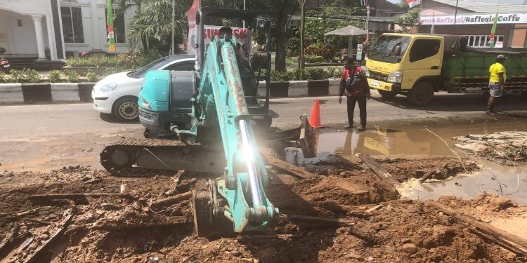 FOTO:IST/MATA KALTENG - Pengerukan drainase yang tertutup di jalan Chilik Riwut.