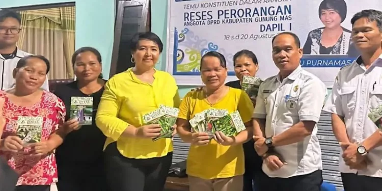 FOTO : DPRD GUMAS/MATA KALTENG - Anggota DPRD Kabupaten Gumas Iceu Purnamasari (empat dari kiri) menyerahkan bantuan bibit sayur ke warga Kelurahan Tampang Tumbang Anjir, Kecamatan Kurun, pekan lalu.