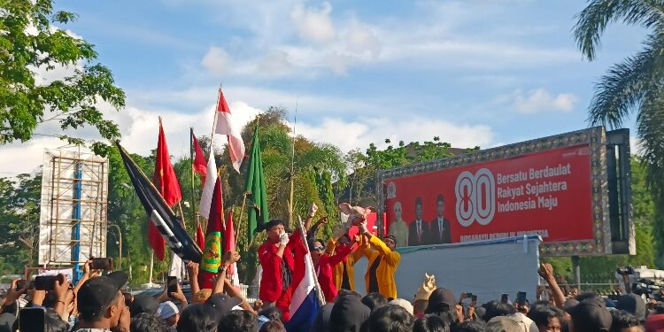 FOTO: NRA/MATAKALTENG - Saat massa aksi membawa kepala babi dan mengangkatnya di hadapan jajaran DPRD dan kepolisian, sebagai simbol protes terhadap kinerja legislatif.