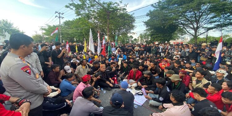 FOTO: NRA/MATAKALTENG - Ketua DPRD Kalteng, Arton S. Dohong, didampingi Wakil Ketua II Muhammad Ansyari serta sejumlah anggota dewan turun langsung menemui massa aksi di depan DPRD Kalteng, Senin 1 September 2025.