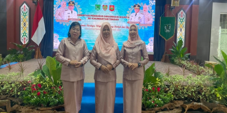 FOTO: IST/MATAKALTENG - Pengurus Ketua GOW Kabupaten Katingan Tri Windarti, saat menghadiri pengukuhan Pengurus BKOW Kalteng Masa Bakti 2025-2030.
