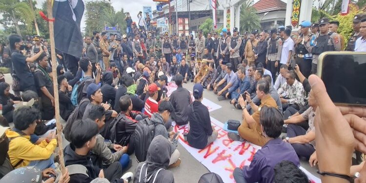 Foto:IST/MATA KALTENG - Seluruh anggota DPRD Kotim saat duduk bersama masa aksi, 1 September 2025.