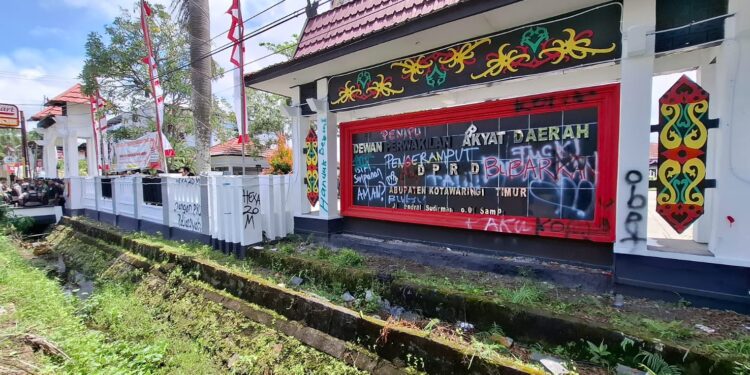 Foto:IST/MATA KALTENG - Coretan masa aksi di gedung DPRD Kotim.