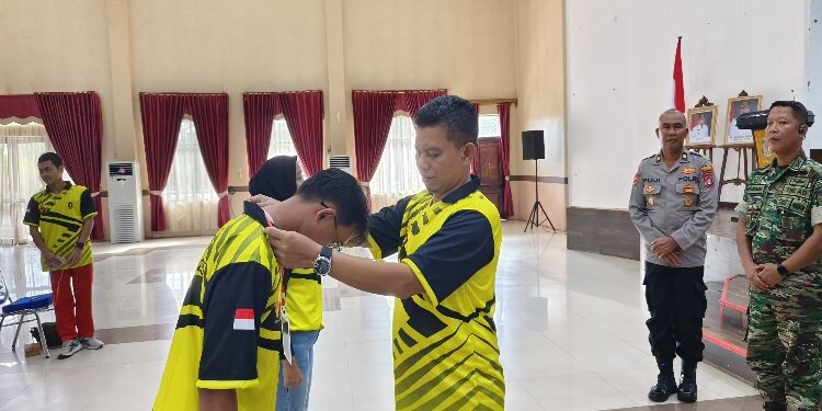 FOTO: IST/MATAKALTENG - Wabup Firdaus, saat pengalungan tanda peserta kegiatan Pelatihan Fisik Cabang Olahraga Tingkat Kabupaten Katingan, di Gedung Salawah Kasongan.