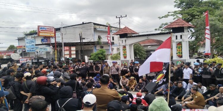 FOTO: AGUS/MATAKALTENG- Bendera one Piece dan Indonesia berkibar saat aksi didepan kantor DPRD Kotim.