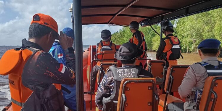 FOTO: IST/MATAKALTENG- Petugas Sar saat melakukan pencarian terhadap korban yang terjun di Kapal DLU.