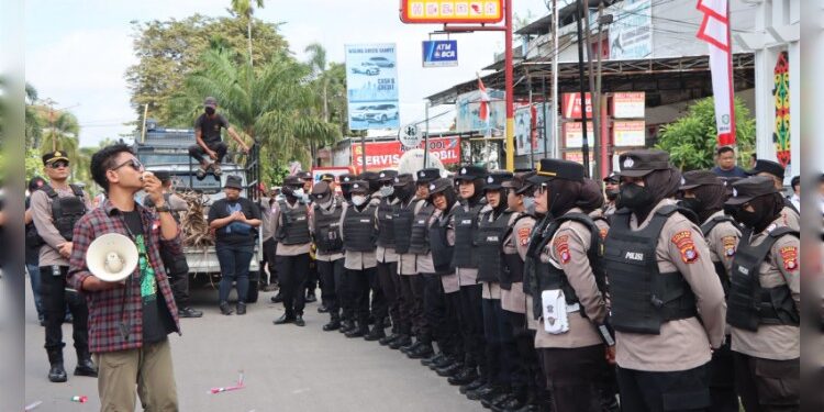 FOTO: IST/MATAKALTENG- aksi demontrasi yang dilakukan di depan DPRD Kotim pada Senin 1 September 2025.