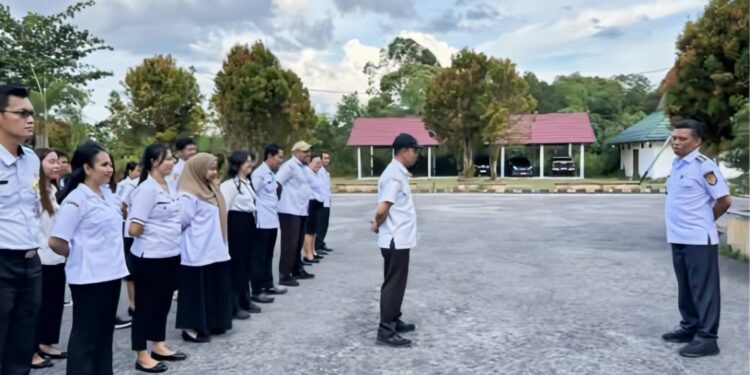 FOTO : MATAKALTENG - Wakil Bupati Firdaus, menghadiri Apel Sore di halaman Kantor BKPSDM Kabupaten Katingan.