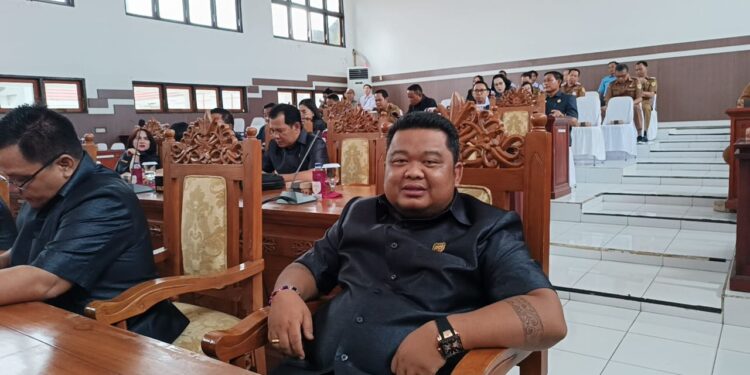FOTO : DPRD GUMAS/MATA KALTENG - Anggota DPRD Kabupaten Gumas Tuah menghadiri rapat paripurna DPRD setempat, belum lama ini.