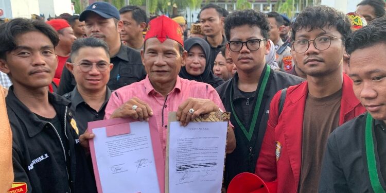 FOTO: IST/MATAKALTENG - Ketua DPRD Kalteng, Arton S. Dohong saat menerima tuntutan aliansi massa aksi didepan DPRD Kalteng.