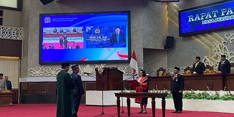 FOTO: NRA/MATAKALTENG - Prosesi Pelantikan dan Pengambilan Sumpah Junaidi dipandu Langsung oleh Ketua Pengadilan Tinggi Palangka Raya, Pudjiastuti Handayani.