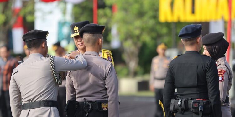 FOTO: MATAKALTENG - Kapolda Kalteng, Irjen Pol Iwan Kurniawan, pada saat menyematkan pita tanda dimulainya Operasi Aman Nusa I.