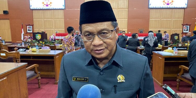 FOTO: NRA/MATAKALTENG - Ketua DPRD Kota Palangka Raya, Subandi, saat diwawancarai awak media, Kamis 4 September 2025.