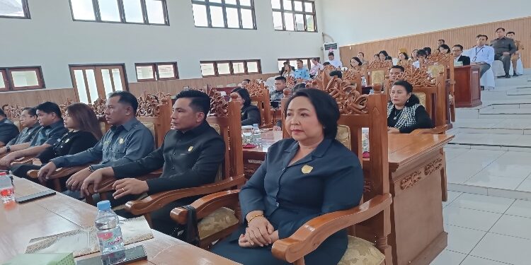 FOTO: DPRD GUMAS/MATA KALTENG - Anggota DPRD Kabupaten Gumas Iceu Purnamasari (ujung kanan) ketika menghadiri rapat paripurna DPRD setempat, belum lama ini.