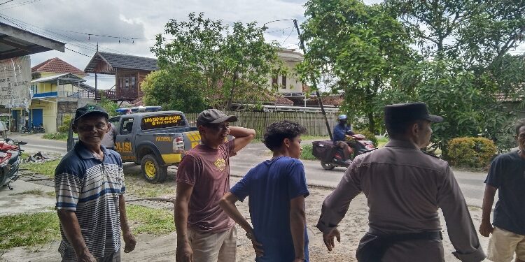 FOTO: AGUS/MATAKALTENG - F (baju biru) saat dibawa oleh pihak kepolisian Polsek Baamang pada Jumat, 5 September 2025 siang.