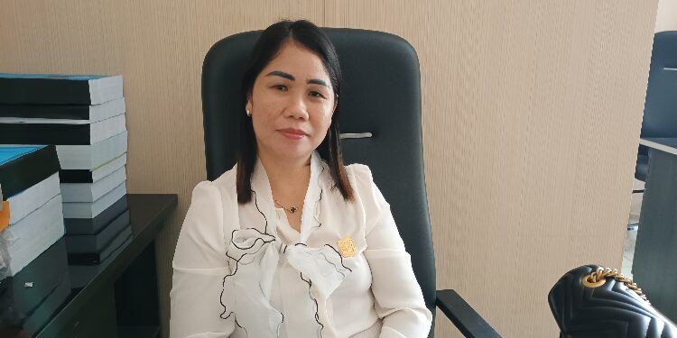 Anggota DPRD Gunung Mas, Karolina.