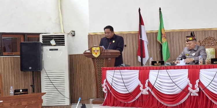 FOTO : DPRD GUMAS/MATA KALTENG - Juru Bicara Banggar DPRD Kabupaten Gumas Charles Frengki menyampaikan laporan terhadap Raperda Perubahan APBD tahun 2025, pada rapat paripurna 4 masa persidangan I Tahun sidang 2025, Kamis 4 September 2025.