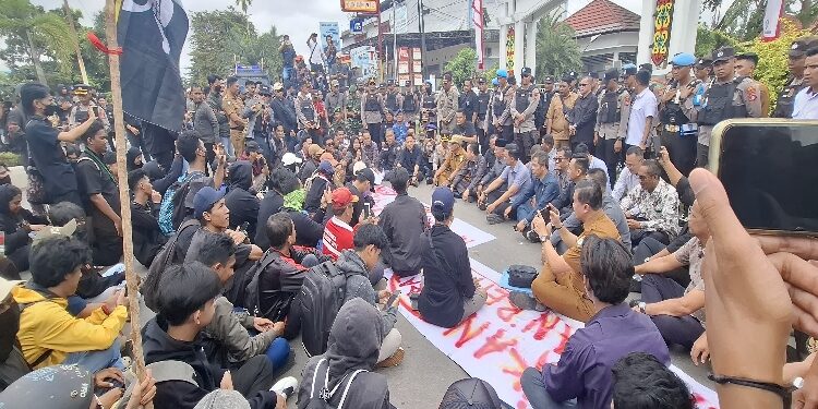 FOTO: MATA KALTENG - Suasana aksi demo di Kota Sampit beberapa waktu lalu.