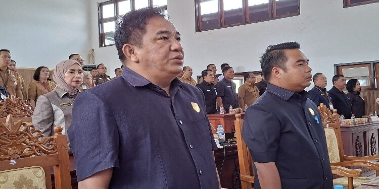 FOTO: DPRD GUMAS/MATA KALTENG - Juru Bicara Banggar DPRD Kabupaten Gumas Charles Frengki (ujung kiri) saat menghadiri rapat paripurna DPRD setempat, pekan lalu.