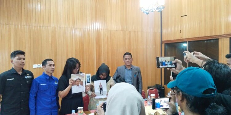 FOTO: AGUS/MATAKALTENG-  Keluarga Muhammad Fadel saat menujukan Foto Anggota Satintelkam Polres Kotim yang hilang bersama kuasa hukumnya pada Senin, 8 Agustus 2025 lalu.