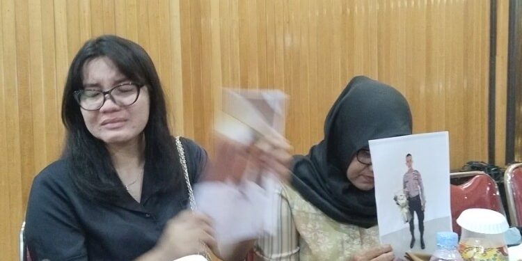 FOTO: AGUS/MATAKALTENG - Fenti bersama ibu kandung nya tak kuasa menahan air mata sambil memegang foto Bripda Fadel anggota Sat Intelkam Polres Kotim yang hilang.