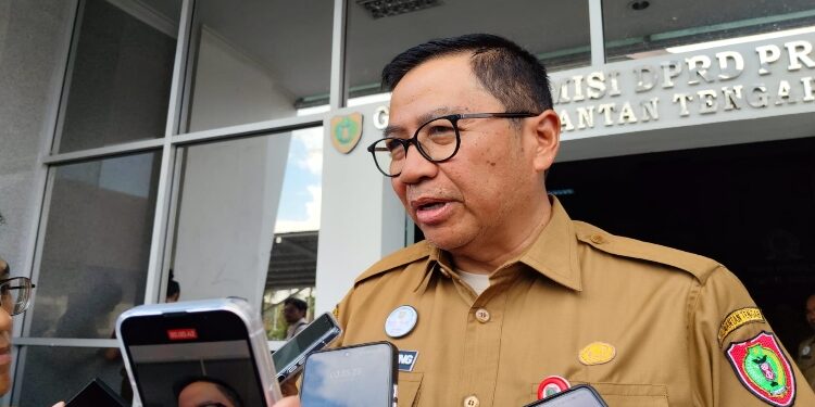 FOTO: IST/MATAKALTENG - Pelaksana Tugas (Plt) Sekretaris Daerah Kalteng, Leonard S. Ampung, usai menghadiri rapat bersama mitra Komisi DPRD Kalteng.