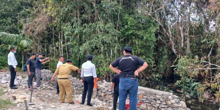FOTO : MATAKALTENG - Mayat Pria saat sudah di evakuasi pihak polisi ke RSUD Mas Amsyar Kasongan.