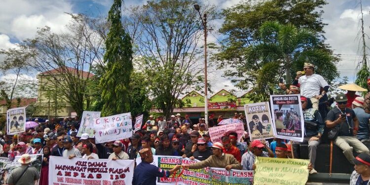 FOTO: AGUS/MATAKALTENG- Aliansi Masyarakat peduli plasma saat menggelar aksi didepan kantor Pemda Kotim pada Kamis, 11 September 2025.