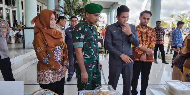 FOTO : DPRD GUMAS/MATA KALTENG - Ketua DPRD Kabupaten Gumas Binartha (dua dari kanan) menghadiri peringatan hari anak nasional ke-41 dan hari keluarga nasional ke-32 tingkat kabupaten tahun 2025, di GPU Damang Batu, belum lama ini.
