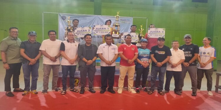 FOTO: IST/MATA KALTENG - Pembagian hadiah turnamen bola voli, Jumat 11 September 2025.
