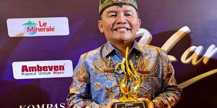 FOTO: IST/MATAKALTENG - Gubernur Kalteng Agustiar Sabran meraih penghargaan Layanan Kesehatan dan Pemenuhan Gizi Anak dari Kompas TV di The Tribrata Darmawangsa, Jakarta Selatan, Kamis 11 September 2025 malam.