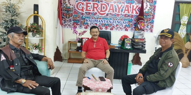 FOTO: MATAKALTENG - Ketua II DAD Kalteng Yansen Binti (tengah).