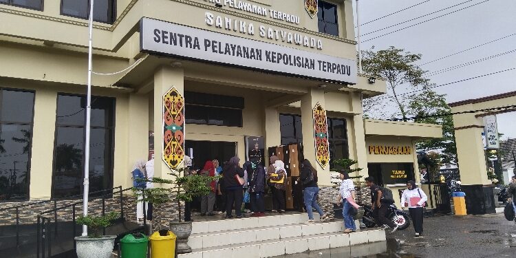 FOTO: AGUS/MATAKALTENG - Para warga sedang membuat SKCK PPPK Paruh Waktu di Polres Kotim pada, Jumat 12 September 2025 siang. 