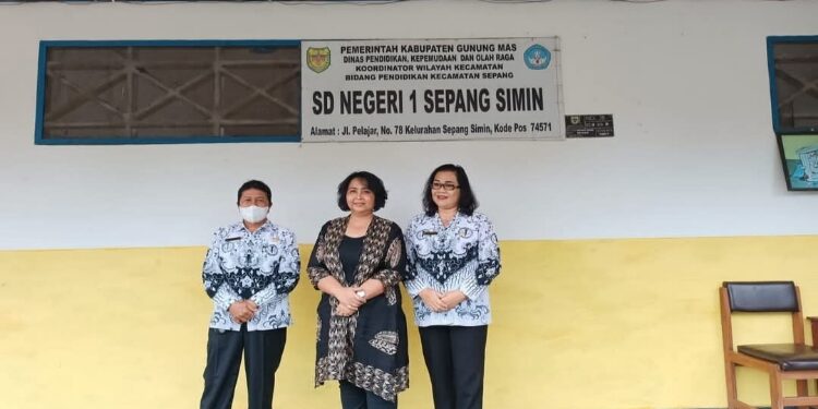 FOTO : DPRD GUMAS/MATA KALTENG - Ketua Komisi III DPRD Kabupaten Gumas Iceu Purnamasari (tengah) saat bersama para guru di SDN 1 Sepang Simin, belum lama ini.
