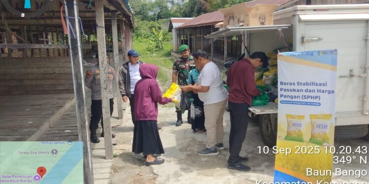 FOTO: IST/MATAKALTENG - TNI saat pengawalan pelaksanaan gerakan pangan murah di Kecamatan Kamipang.