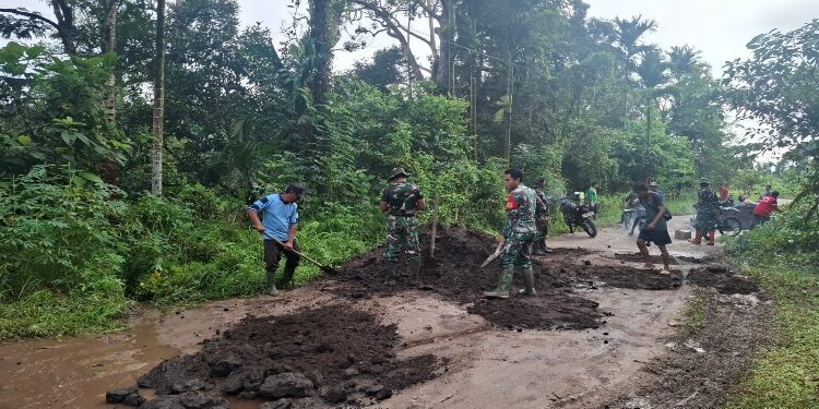 FOTO: IST/MATAKALTENG - Suasana TNI dan Masyarakat melaksanakan kegiatan gotong royong.
