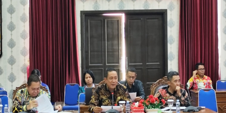 FOTO: IST/MATAKALTENG - Suasana Pj Sekda Katingan saat rapat pembahasan KUA dan PPAS, di ruang Paripurna DPRD setempat.