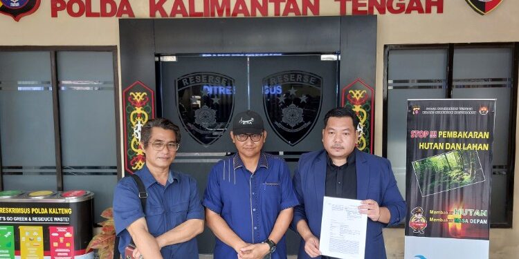 FOTO: MATAKALTENG - Rahmadi G Lentam, bersama Hadi Suwandoyo dan Guruh Eka ketika memberikan keterangan usai melapor ke Ditreskrimsus Polda Kalteng.