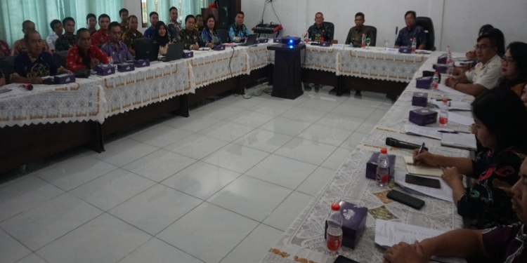 FOTO: IST/MATAKALTENG - Wabup Katingan Firdaus, saat pimpin pelaksanaan rapat.