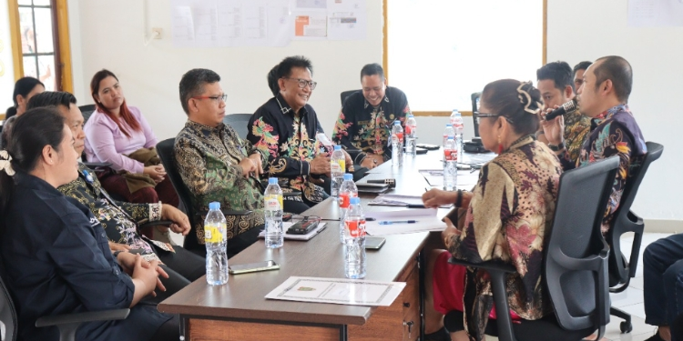 FOTO: IST/MATAKALTENG - Wabup Katingan dan jajaran saat menyambut kedatangan rombingan Komisi III DPRD Kalteng.