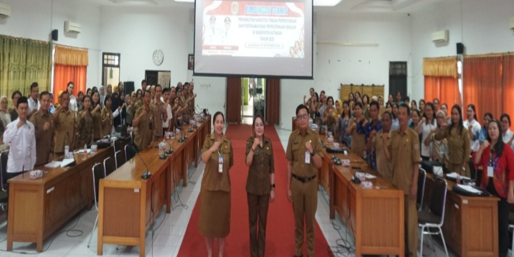 FOTO: IST/MATAKALTENG - Asisten III Setda Katingan, Evie Silvia Baboe saat buka secara resmi kegiatan Bimtek, di aula Bappedalitbang Katingan.